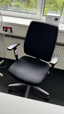 1 Drehstuhl mit Armlehnen